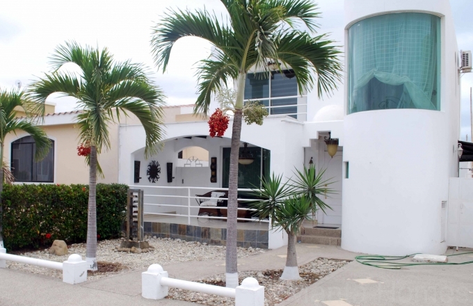 For rent house in Urbanization Manta Beach, Manta