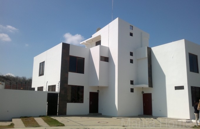 For rent house in Urbanization Manta Beach