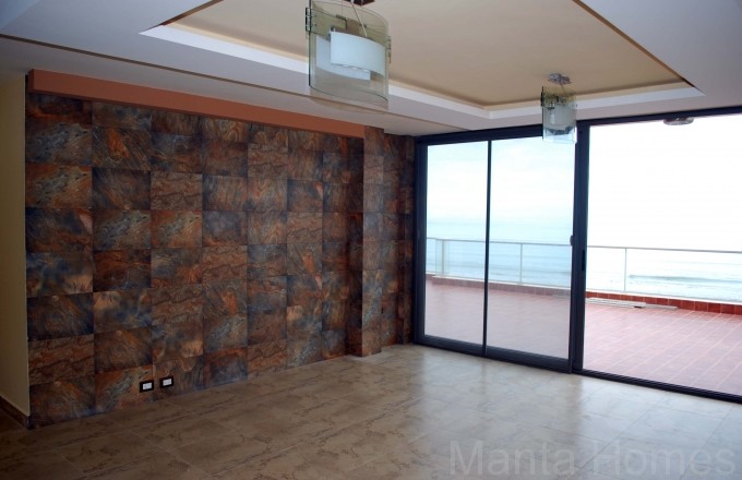 Beautiful condo with 3 bedrooms front of the ocean